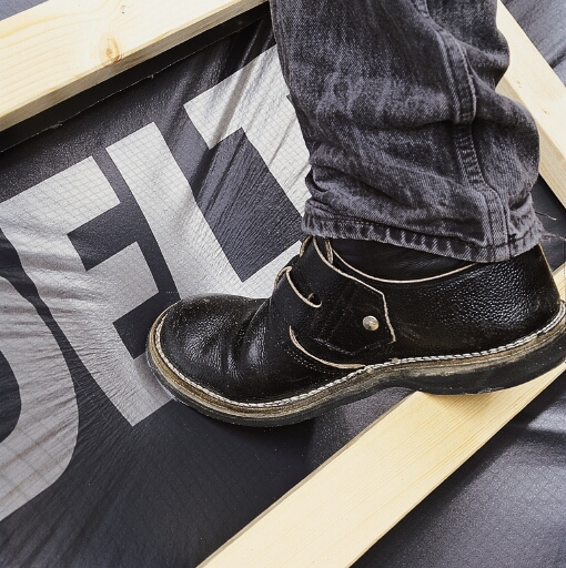 Пленка DELTA-MAXX выдерживает вес человека